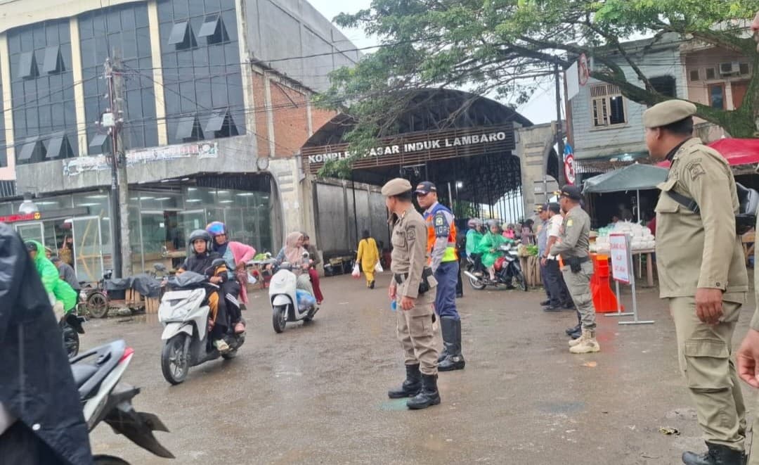 Satpol PP Tertibkan Parkir Liar di Ruas Jalan Menuju Pasar Induk Lambaro yang dinilai Semraut