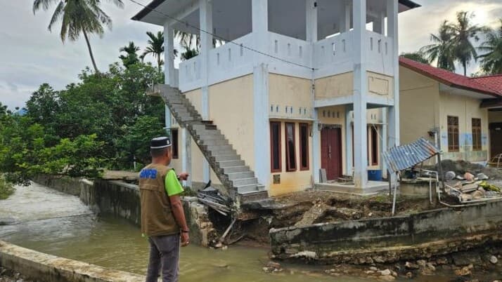 Krueng Tuan Meurah Meluap, Erosi Tebing Ancam Masjid dan Gedung Serbaguna di Kuta Malaka