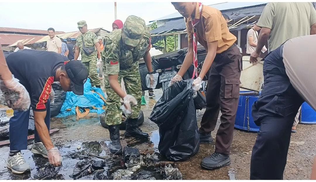 Sinergi Lintas Instansi, Puluhan Personel Bersihkan Pasar Simpang Empat Kluet Utara