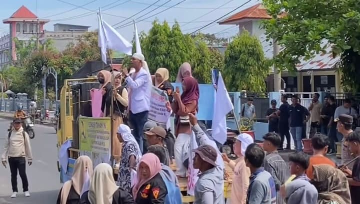 Tagih Transparansi Dana Banjir, Aliansi Masyarakat Bireuen Seruduk Gedung DPRK
