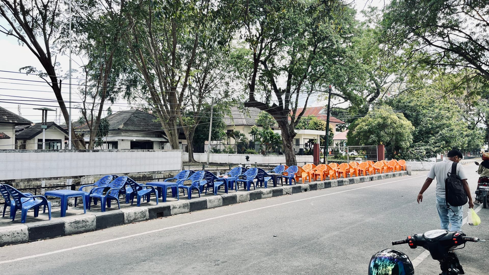 Penertiban Satpol PP Banda Aceh ‘Tebang Pilih’? Trotoar Neusu Dipenuhi Kursi Usaha, Pejalan Kaki Terusir