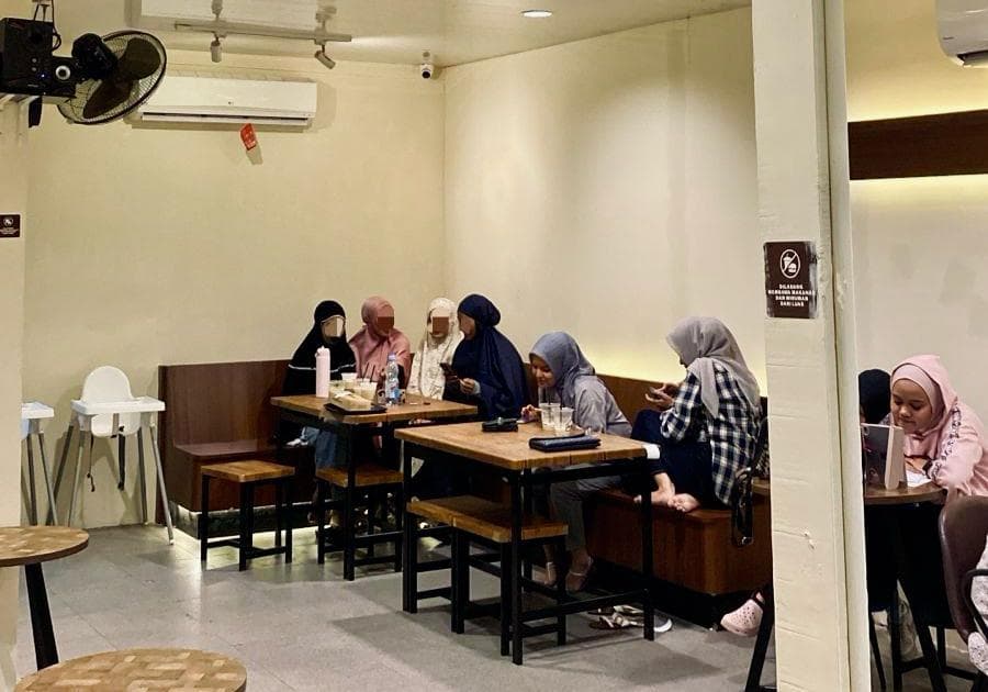 Tren ‘Ngopi Mukena’: Potret Hangat Silaturahmi Anak Muda Banda Aceh Usai Tarawih