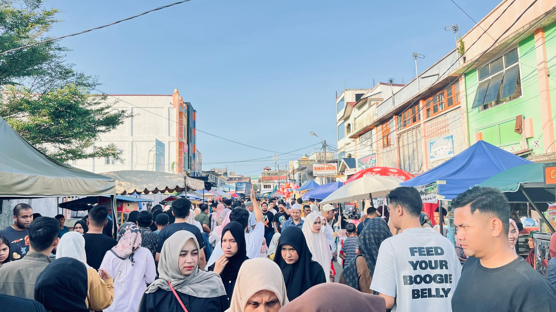Lautan Takjil di Jalan Garuda! Ngabuburit Banda Aceh Diserbu Warga, Stand Kuliner Disesaki Pembeli