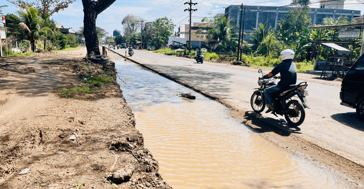 Warga Geurugok Protes Proyek Jalan Nasional: Akses Rumah Terputus, Galian Jadi ‘Parit’ Mangkrak