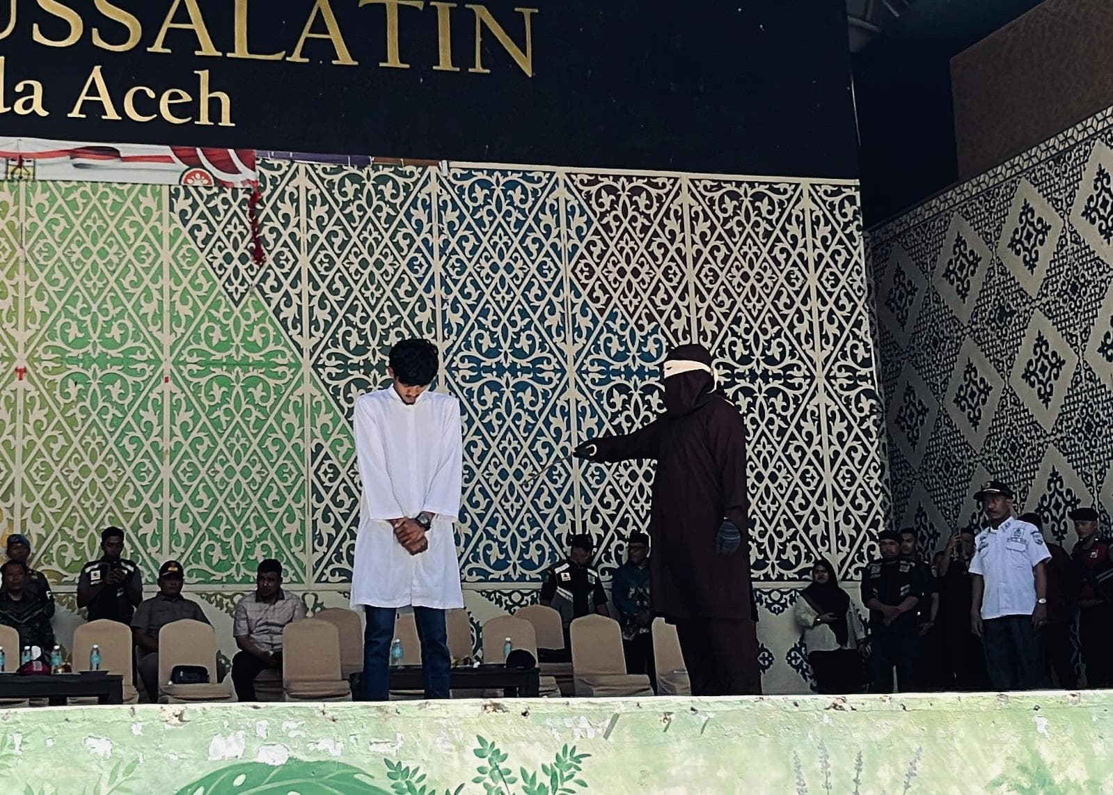 Melanggar Qanun Ikhtilath, Pasangan Non-Muhrim Jalani Eksekusi Cambuk di Taman Sari Banda Aceh