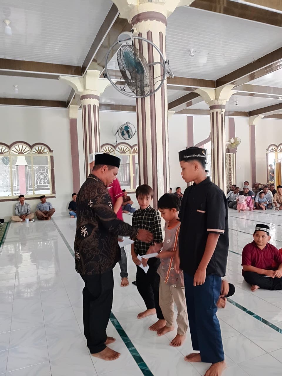 Masyarakat Desa Ujung Padang Salurkan Santunan untuk Puluhan Anak Yatim di Masjid Darul Wustha