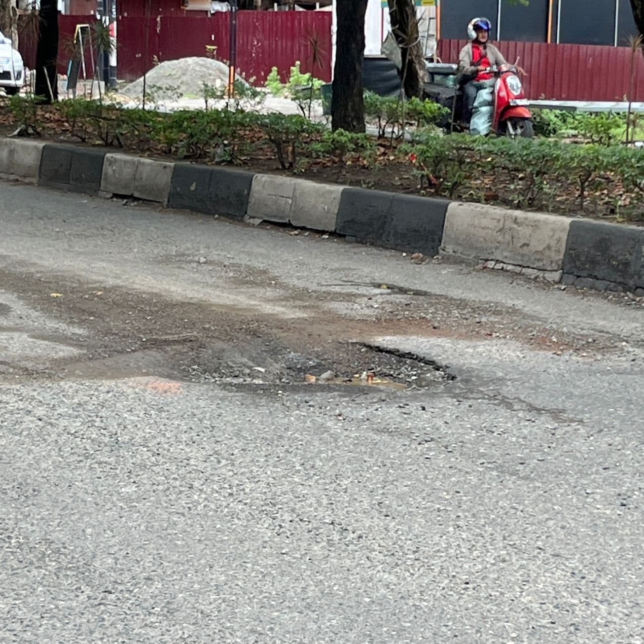 ‘Jebakan Maut’ di Lampineung: Jalan Berlubang Tergenang Air Ancam Nyawa Pengendara