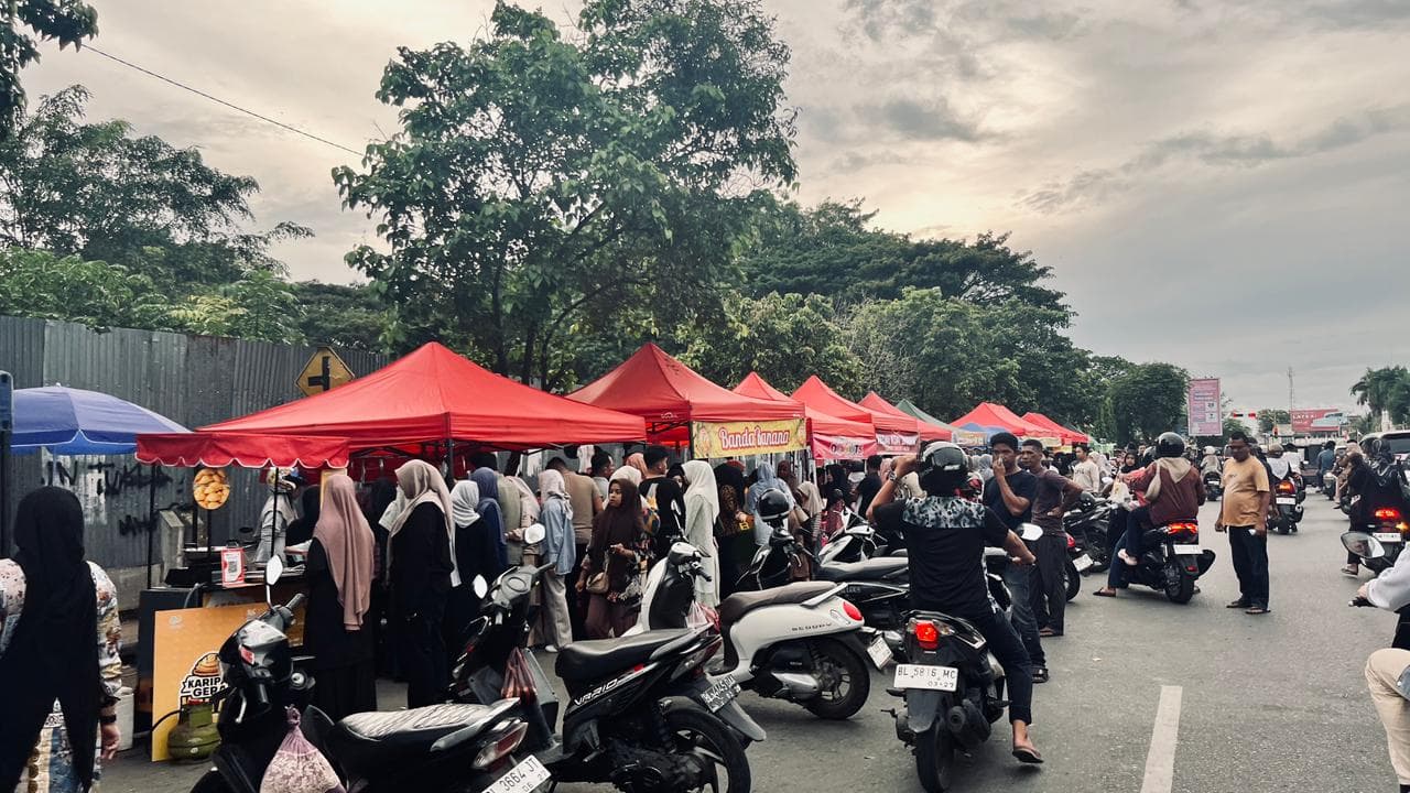 Takjil Ramai di Depan Masjid Raya Baiturrahman, Jalanan Macet dan Dipenuhi Parkir Liar