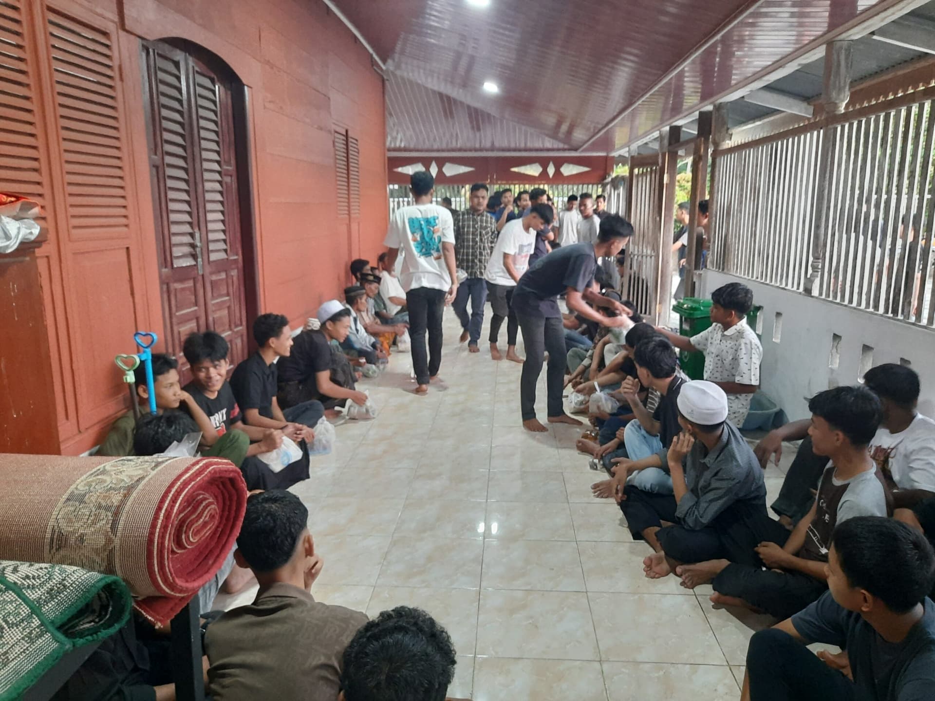 Tradisi Buka Puasa Bersama Malam 27 Ramadan, Warga Pulokambing Pererat Silaturahmi
