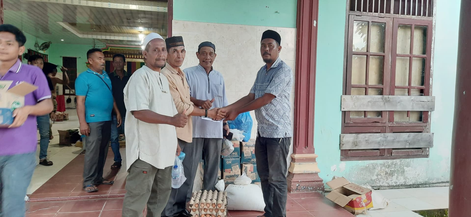 Uluran Tangan Warga Pulokambing Hadir untuk Korban Kebakaran Kota Fajar