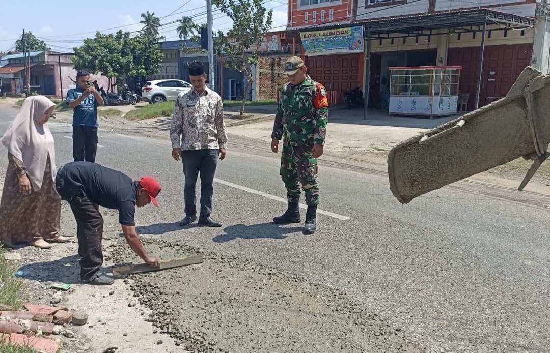 Warga Keluhkan Jalan Berlubang, Kecamatan Kuta Baro Lakukan Perbaikan Darurat