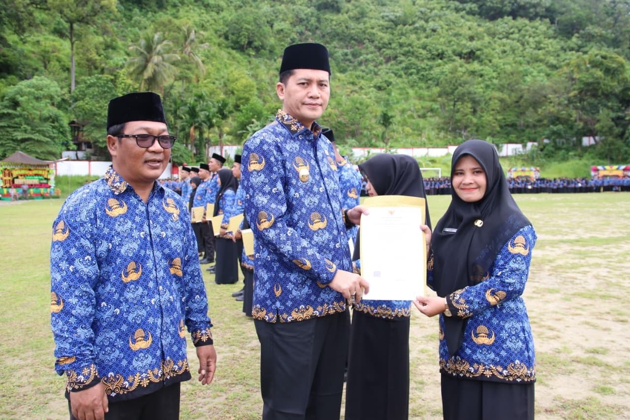 Bupati Aceh Selatan H. Mirwan MS Serahkan SK kepada 4.056 PPPK Paruh Waktu