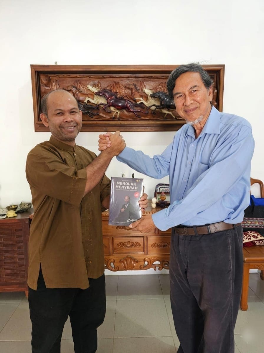 Hasbaini, Penulis Buku “Menolak Menyerah” Serahkan Karya Inspiratifnya kepada Pakar Ekonomi Aceh, Prof Raja Masbar