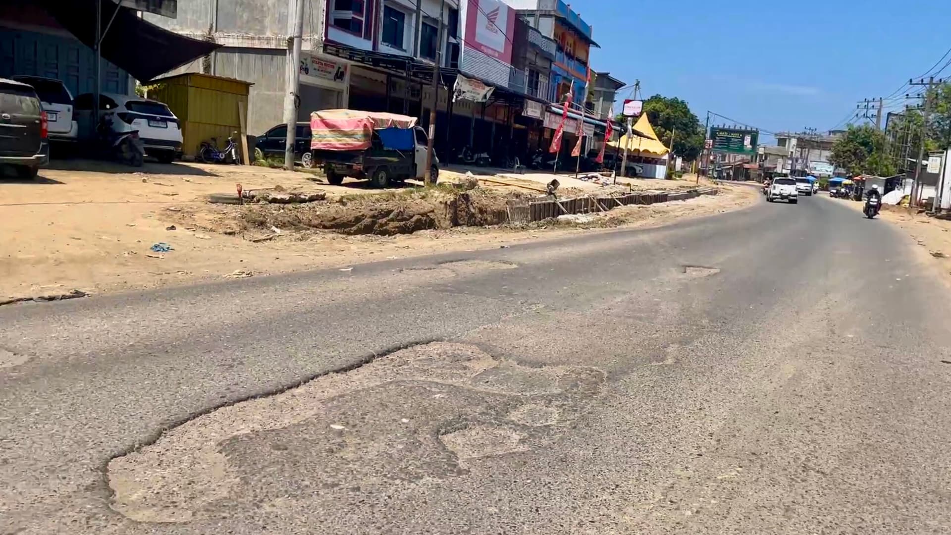 Jalan Berlubang di Jalur Medan–Banda Aceh Belum Diperbaiki, Warga Minta Pengendara Waspada
