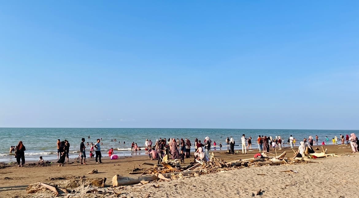 Libur Lebaran Belum Usai, Pantai Cemara Tetap Diserbu Wisatawan hingga Akhir Pekan