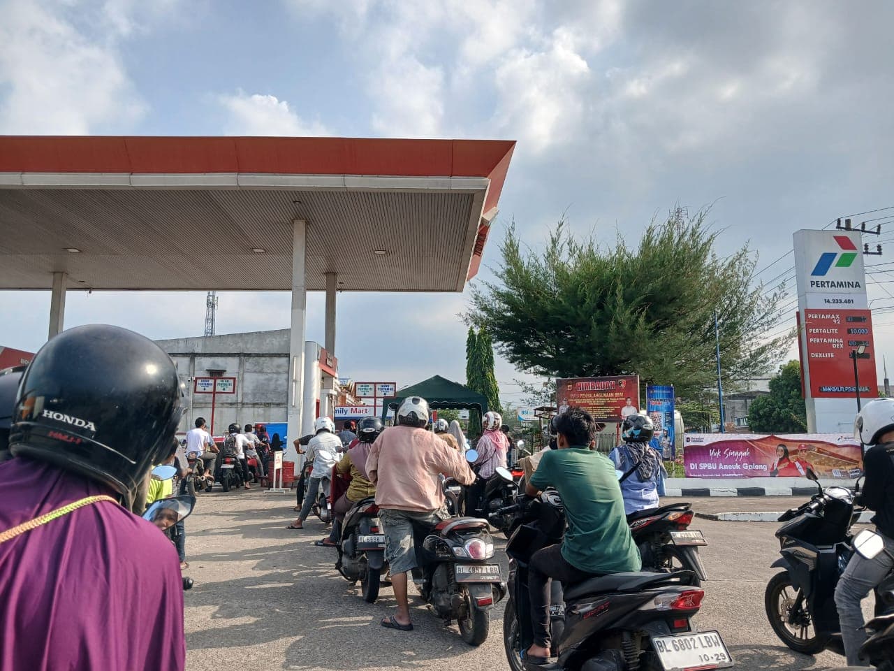 Isu Stok BBM 20 Hari Picu Panic Buying, SPBU di Aceh Besar Dipadati Antrean