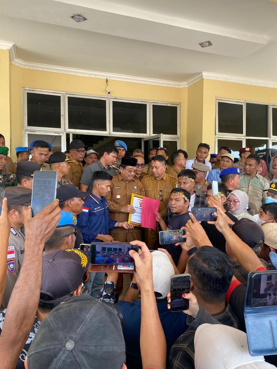 Ratusan Massa FORMAT Geruduk Kantor Bupati Aceh Singkil, Beri Penghargaan “Khayalan Tinggi”