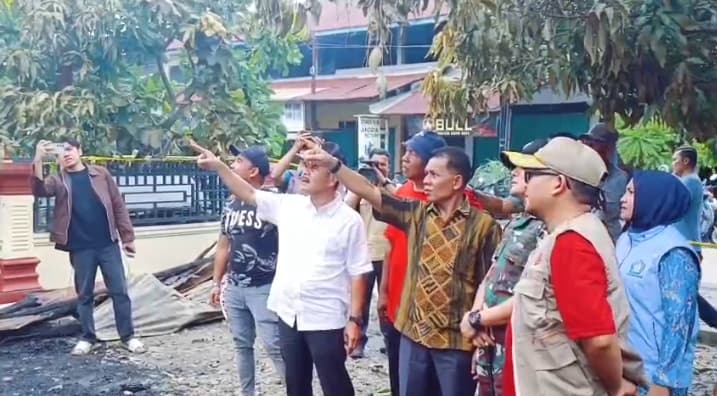Update Pasca Kebakaran Kota Fajar: Wabup Baital Mukaddis Tinjau Lokasi, Salurkan Bantuan Masa Panik dan Dapur Umum