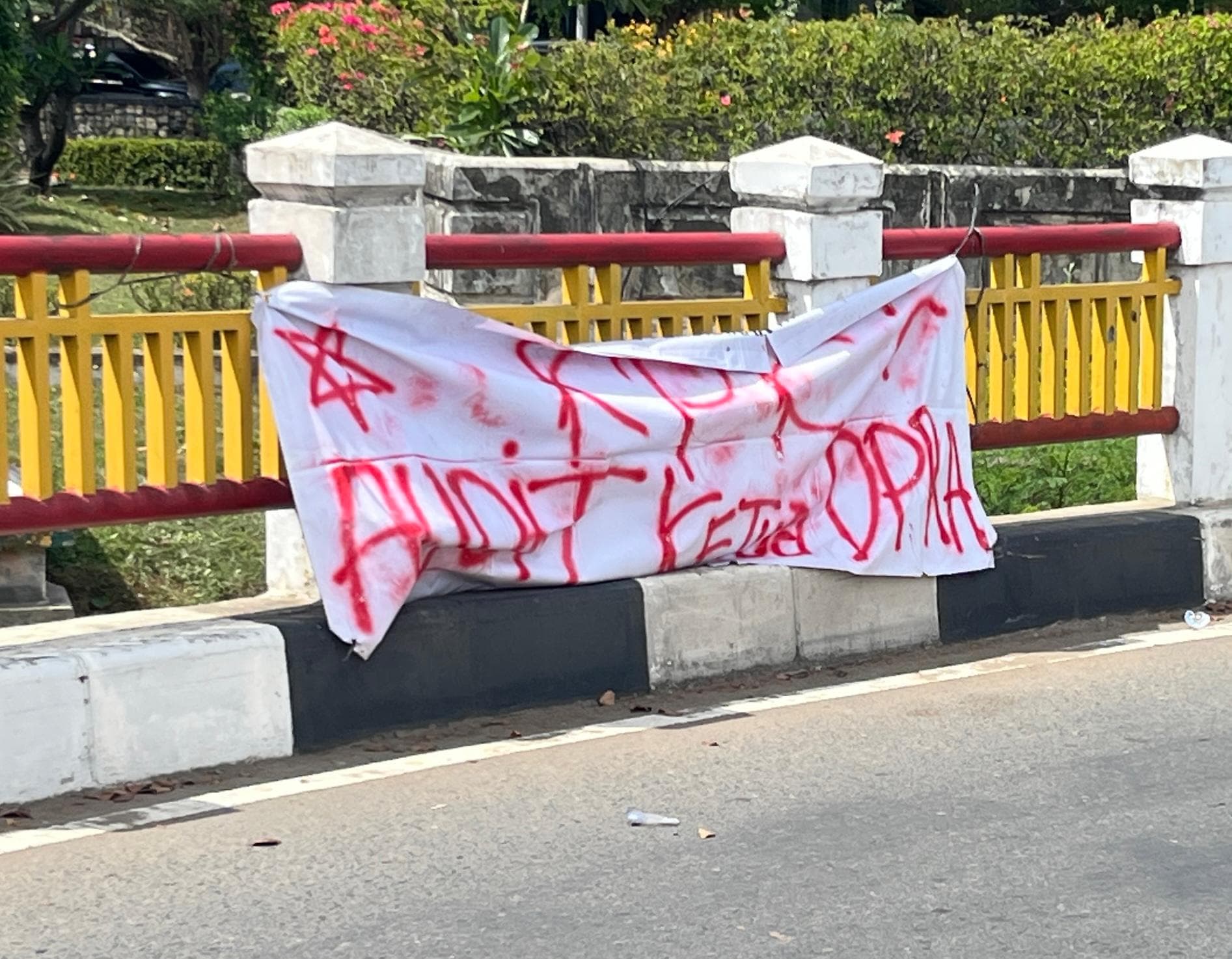 Poster Gugatan Misterius Bertuliskan “KPK Audit Ketua DPRA” Muncul di Ruang Publik