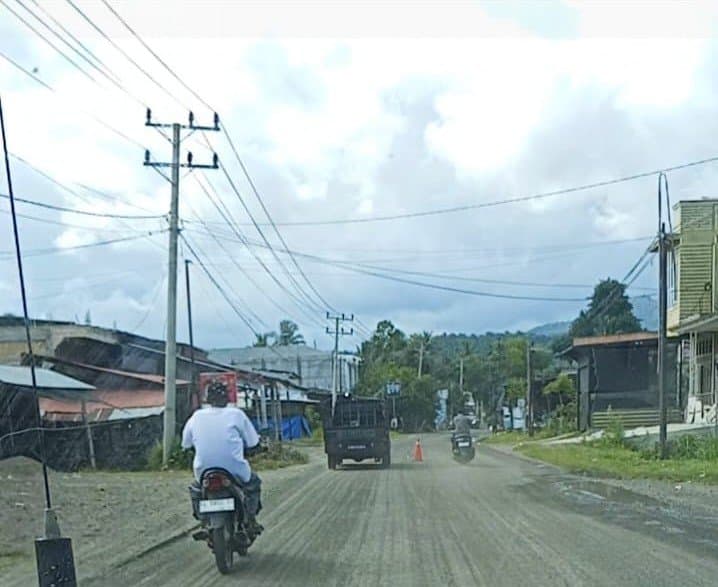 Jalan Nasional Medan-Banda Aceh di Meukek Berdebu Tebal, Warga Desak Penyiraman Rutin