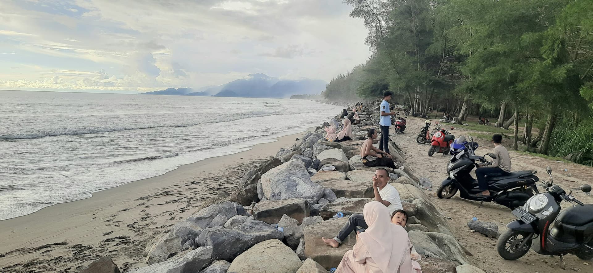 Pantai Kuala Ba’u Jadi Tempat Favorit Bersantai Warga di Akhir Pekan 