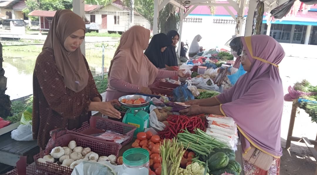 Pedagang Pasar Mini Gampong Leu Ue Dapat Suntikan Modal Usaha dari BUMDesma Darul Imarah