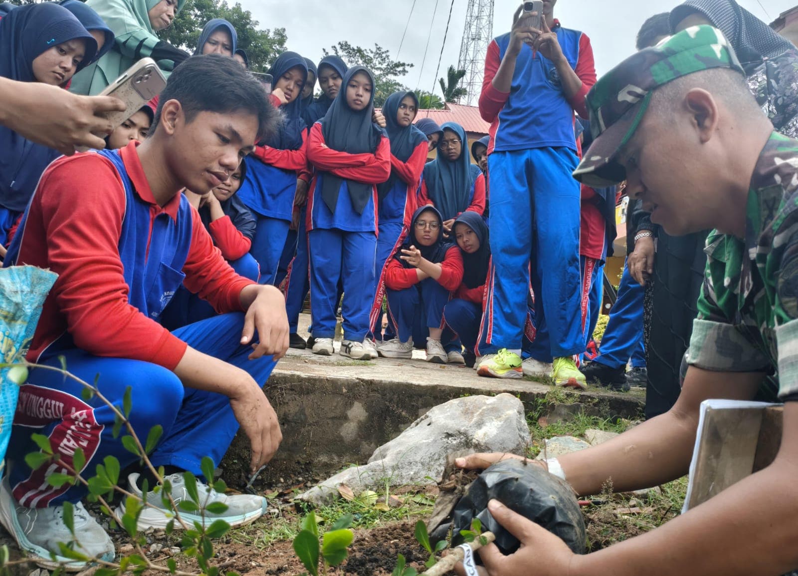 Koramil Tapaktuan Edukasi Kepedulian Lingkungan Siswa SMAN Unggul