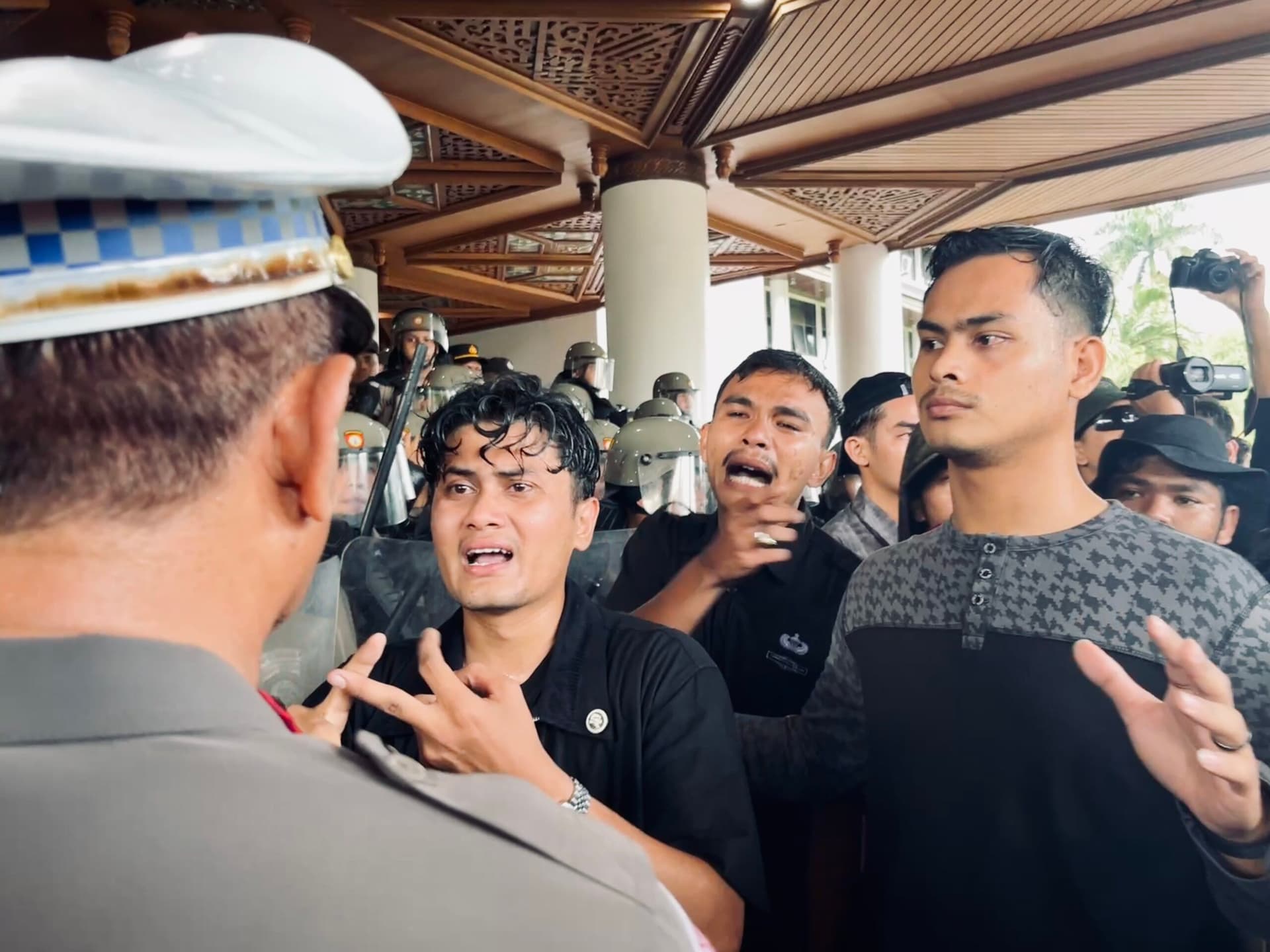 Demo Jilid III Tolak Pergub JKA, Massa Desak Mualem Turun Langsung