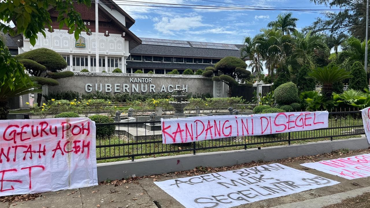 Massa Aliansi Rakyat Aceh Bertahan dan Menginap di Depan Kantor Gubernur Aceh