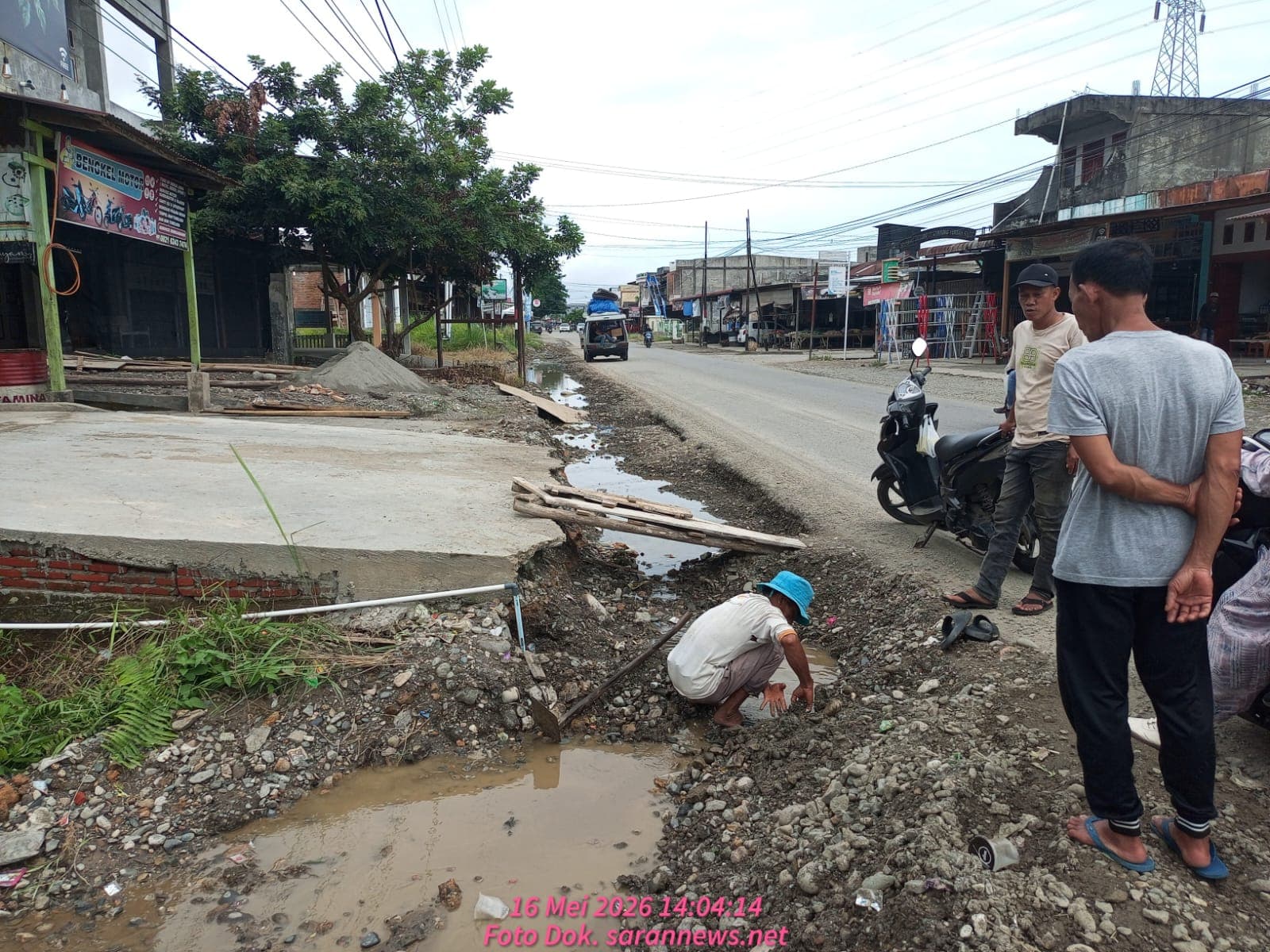 Tak Ada Drainase, Jalan Nasional di Labuhanhaji Jadi Langganan Genangan Air, Warga Tuntut Solusi Permanen
