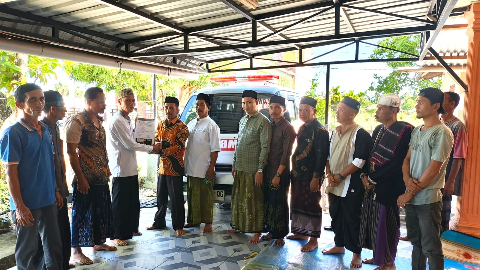 Wujud Bakti pada Kampung Halaman, Pengusaha Sukses Wakafkan Ambulans untuk Gampong Tutong