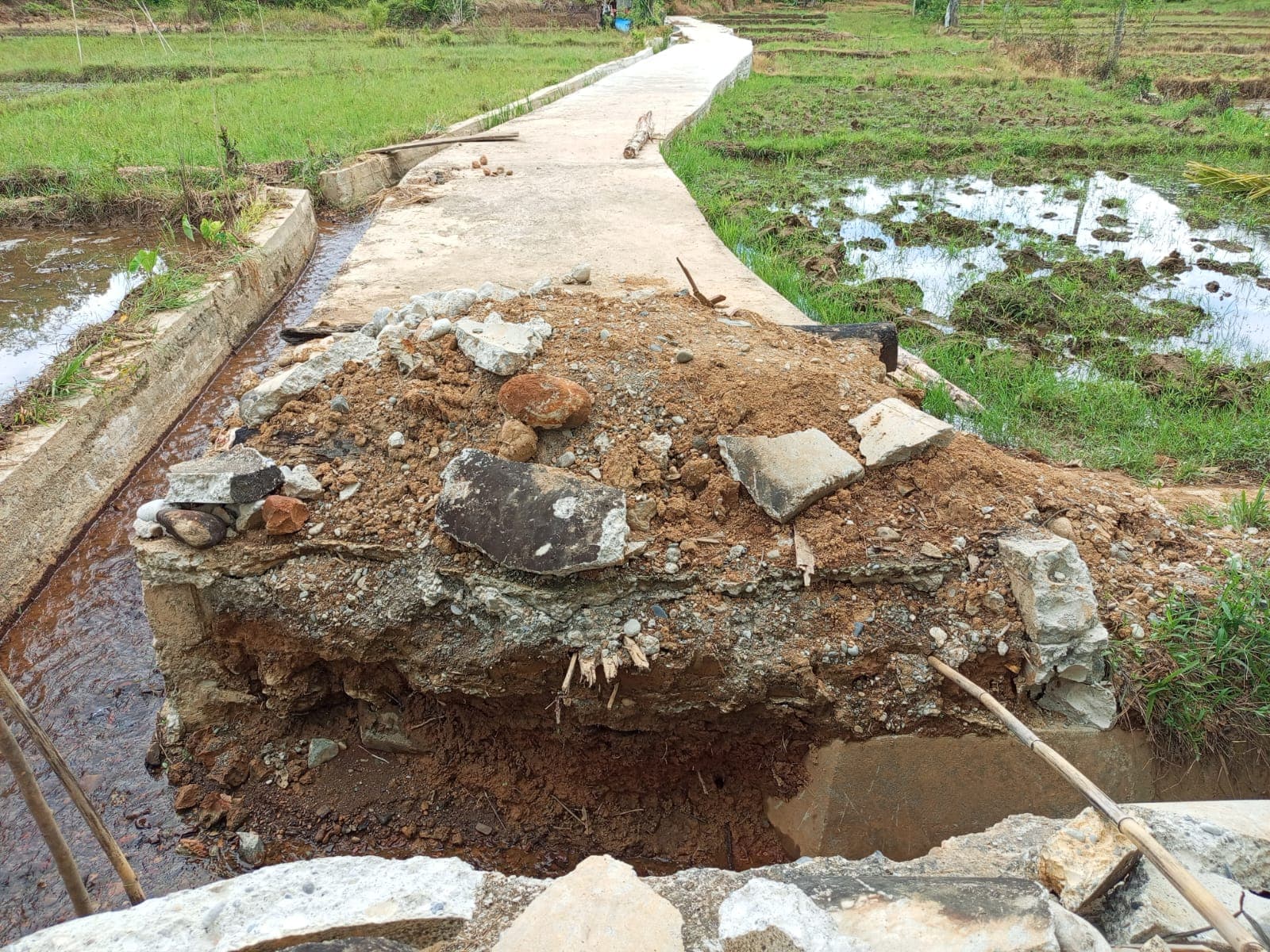 Diduga Tak Sesuai Spek dan Picu Sawah Terendam, Warga Bongkar Paksa Gorong-Gorong Proyek Jalan Produksi