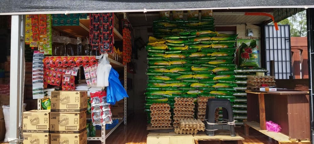 Toko sembako di Pasar Al Mahirah Lamdingin Banda Aceh (Foto: Nukilan/Sammy)