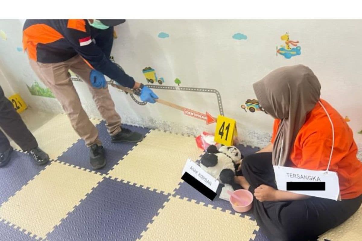 Proses rekonstruksi kasus penganiayaan balita di Daycare Baby Preneur Banda Aceh (Foto: Humas Polresta Banda Aceh)