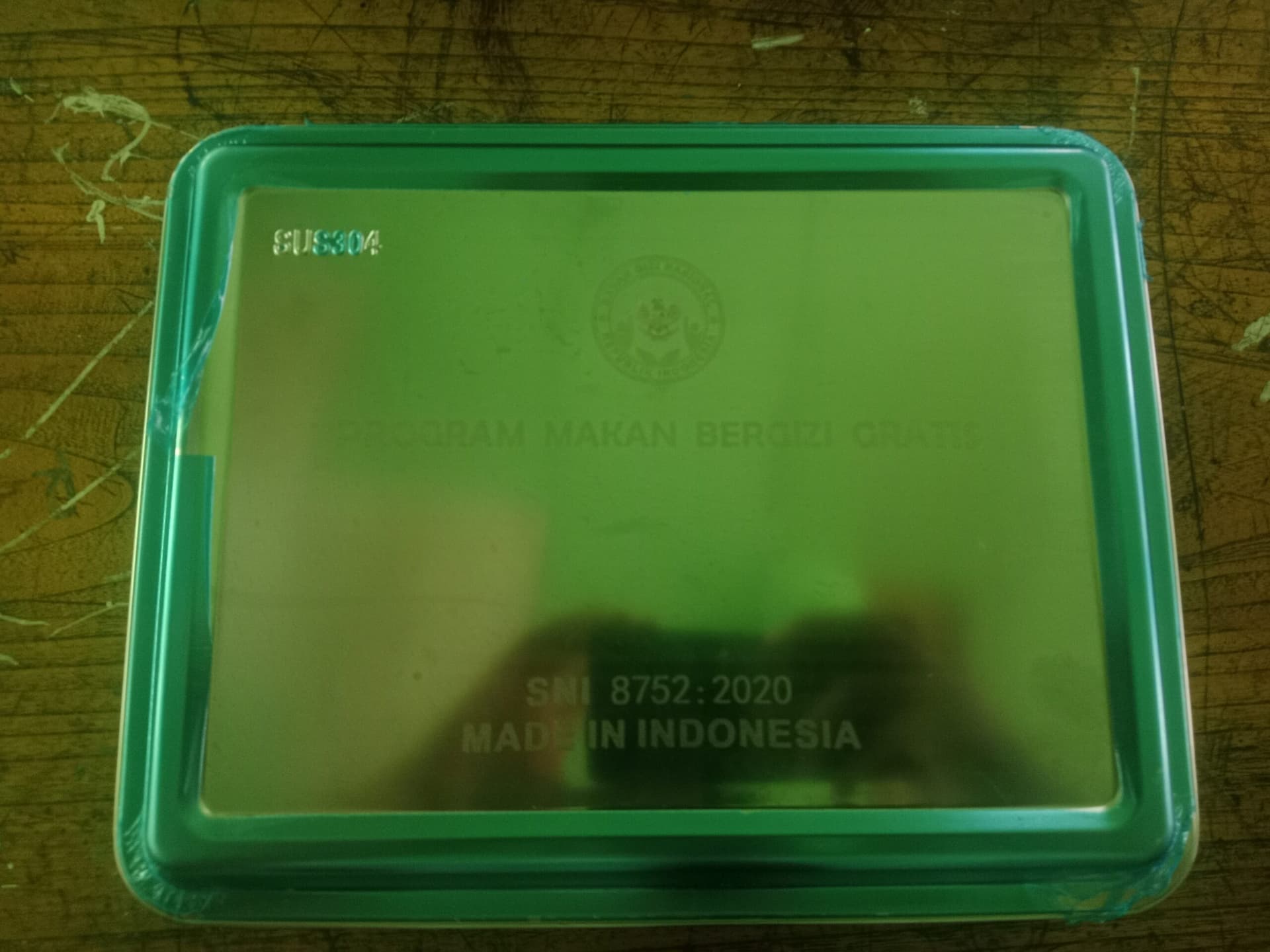 Ilustrasi nampan makanan bergizi seimbang untuk program Makan Bergizi Gratis