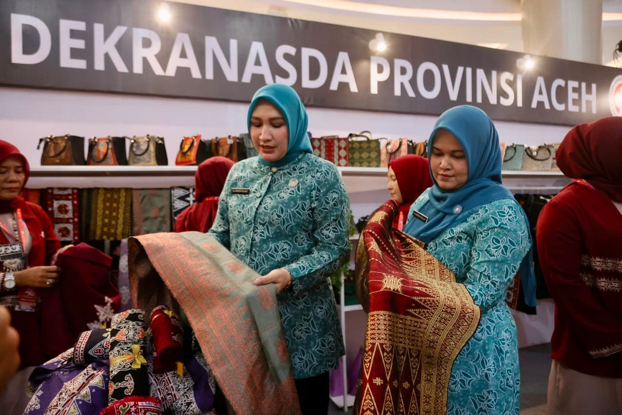 Tinjau Stand di HUT Dekranas ke-46, Ketua Dekranasda Pastikan Produk Kriya Aceh Pikat Pengunjung Makassar