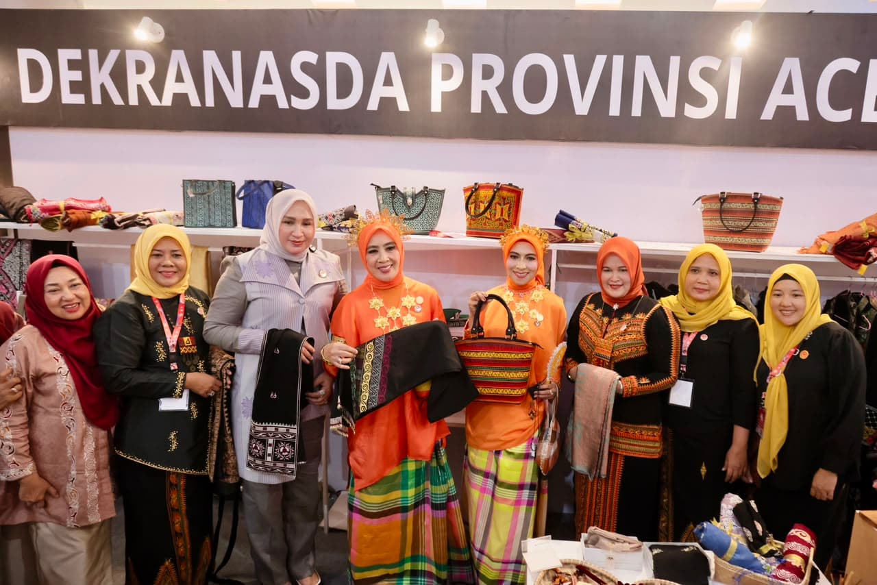 Ketua Harian Dekranas Beri Semangat “Aceh Bangkit” Saat Kunjungi Stand Dekranasda Aceh