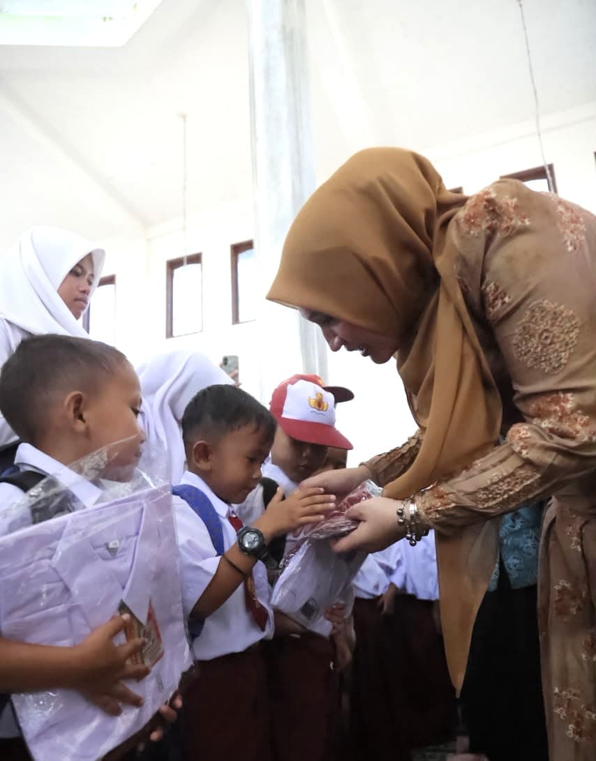 Peduli Pendidikan Pascabencana, Kak Na Bagikan Seragam untuk Siswa Sekolah Darurat di Pantan Nangka
