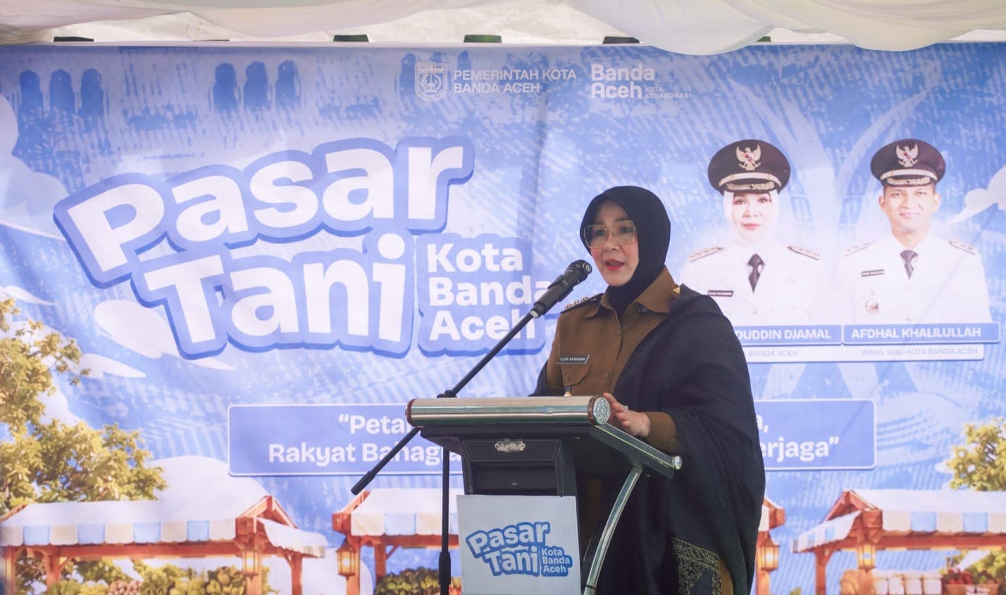 Wali Kota Banda Aceh meninjau stan Pasar Tani di Taman Bustanussalatin