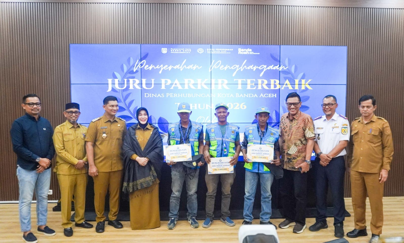 Wali Kota Banda Aceh menyerahkan penghargaan dan atribut juru parkir resmi Dishub