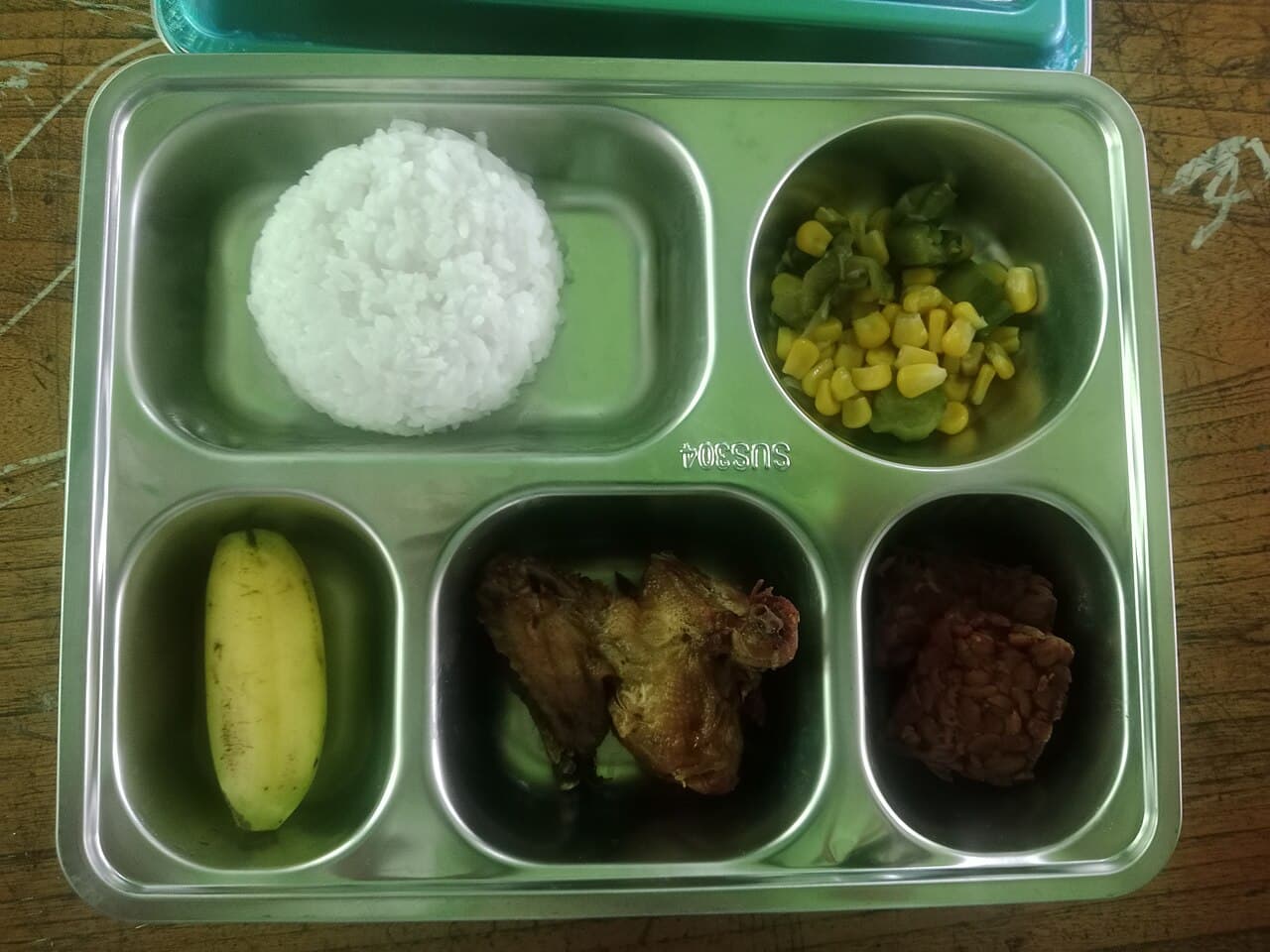Ilustrasi paket Makan Bergizi Gratis dalam nampan stainless