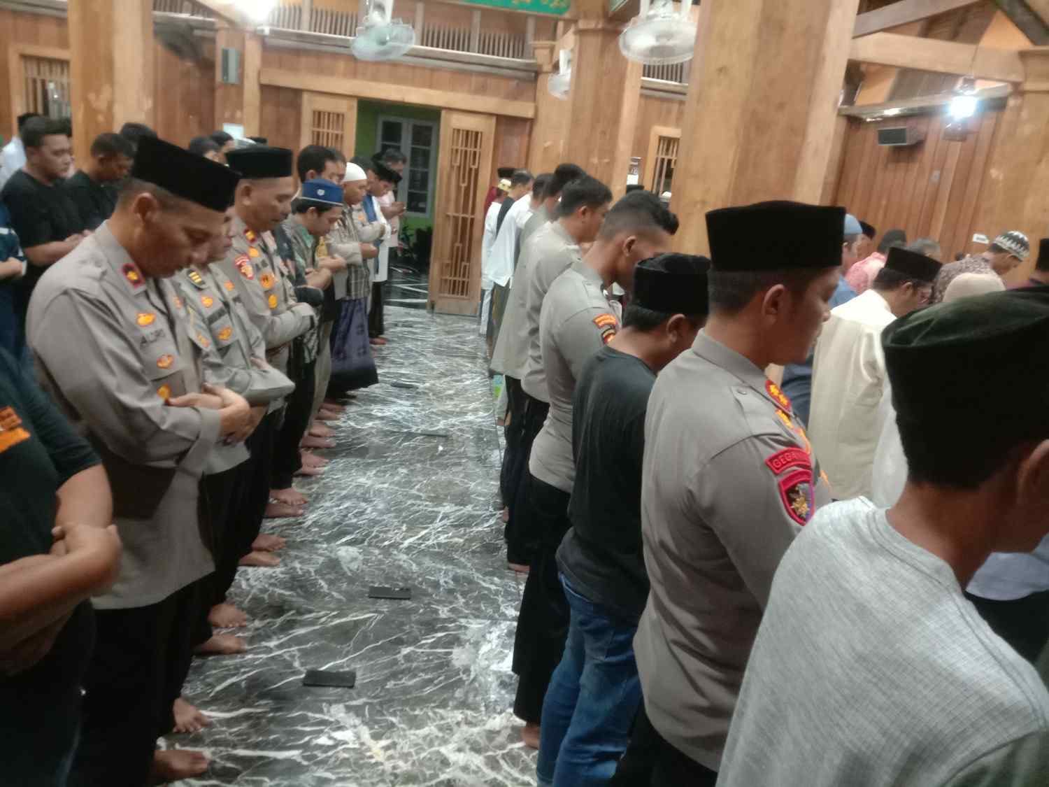 Semarak Ramadhan, Kapolres Aceh Selatan Tarawih Keliling Pererat Tali Silaturahmi.
