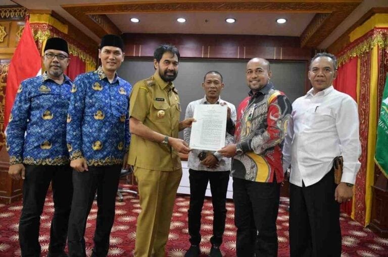 Mualem Tunjuk Fadhil Ilyas Plt Dirut Bank Aceh