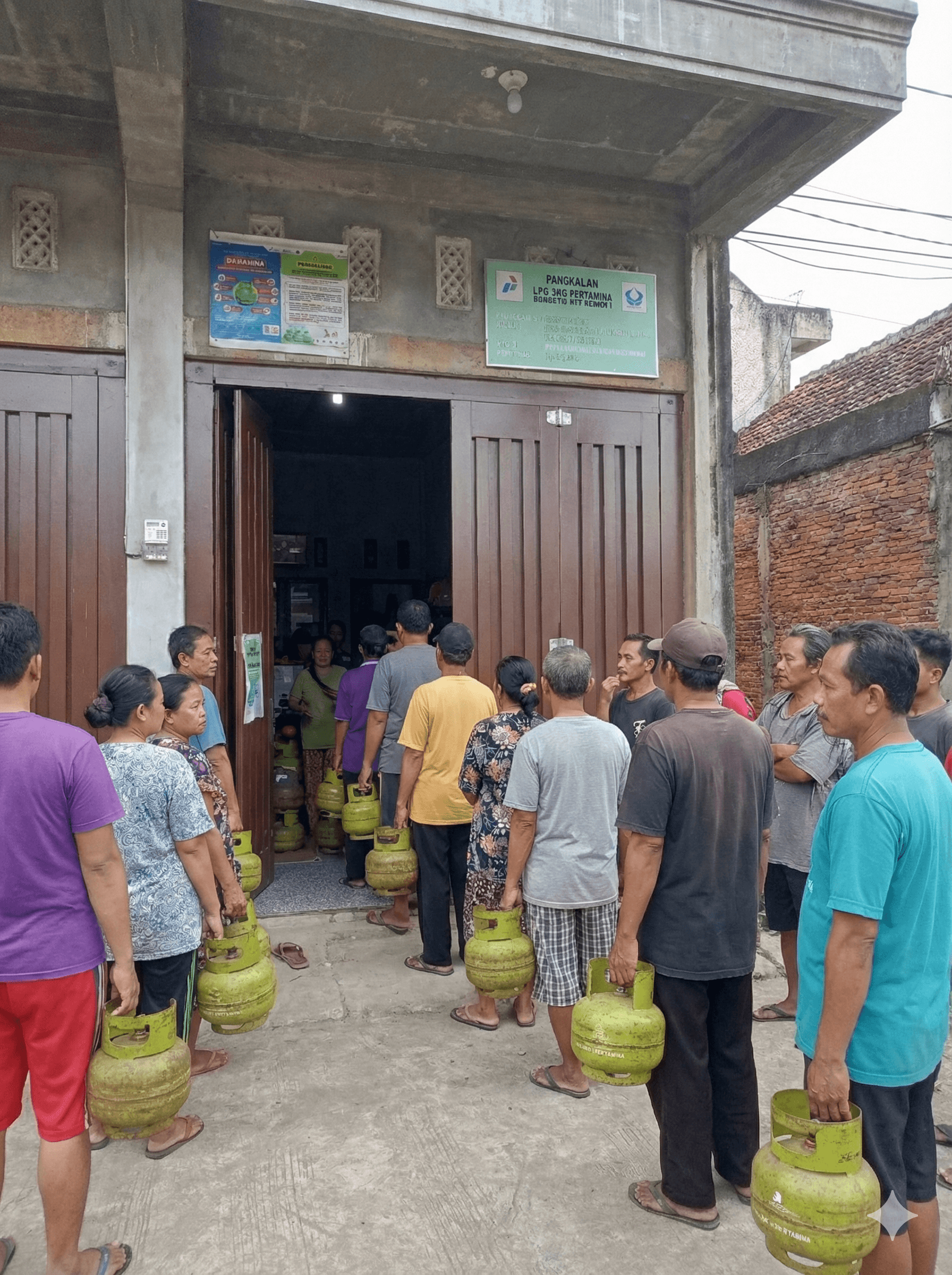 Ratusan Warga Labuhanhaji “Serbu” Pangkalan LPG, Kecewa Stok Minim dan Harga Jual di Atas Plang Resmi