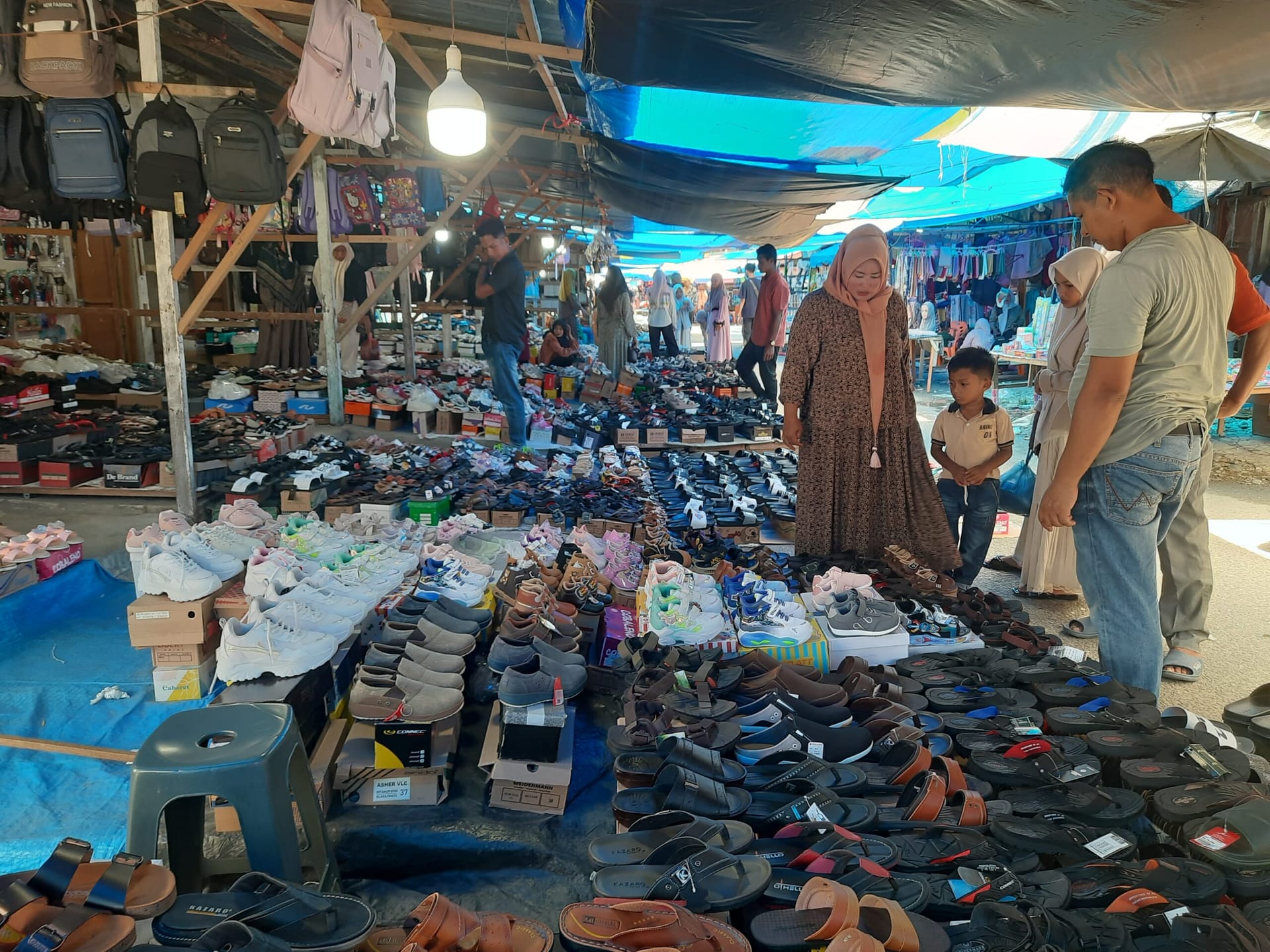 Jelang Idul Fitri, Warga Padati Pasar  Kota Fajar Berburu Kebutuhan Lebaran