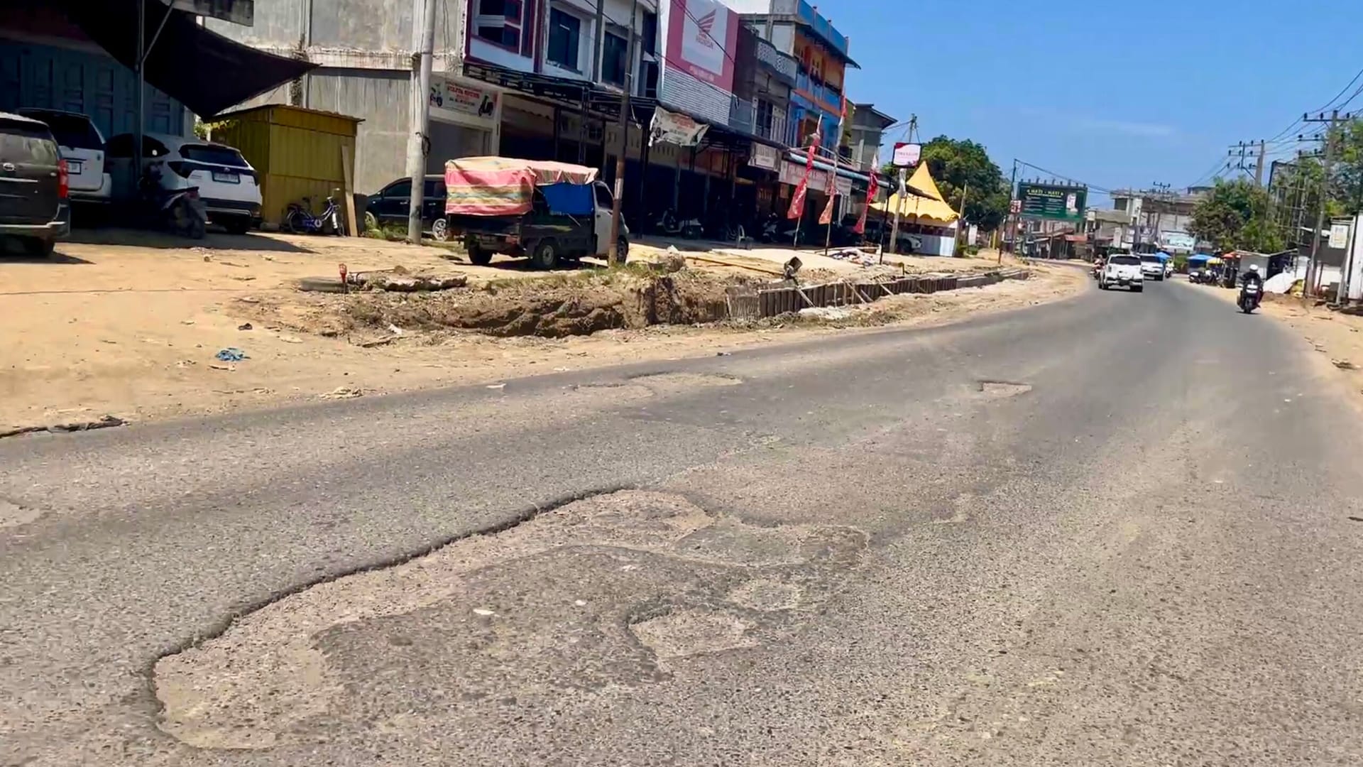Jalan Berlubang di Jalur Medan–Banda Aceh Belum Diperbaiki, Warga Minta Pengendara Waspada