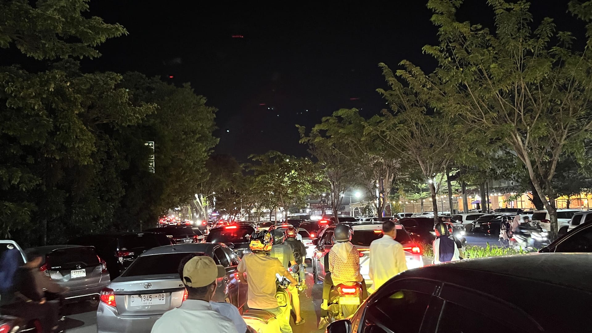 Kunjungan Plaza Aceh Membludak Menjelang Lebaran Menyebabkan Kemacetan Sepanjang Beurawe