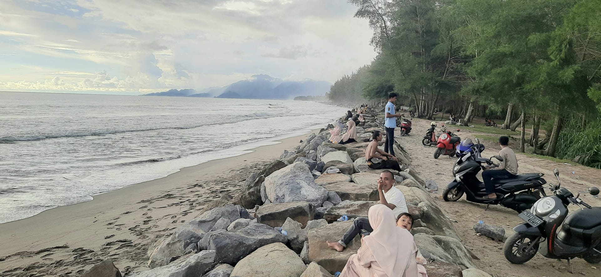 Pantai Kuala Ba’u Jadi Tempat Favorit Bersantai Warga di Akhir Pekan 