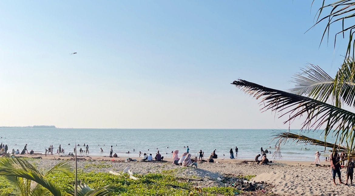 Pantai Cemara Diserbu Pengunjung Saat Long Weekend