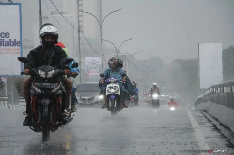 Peringatan Dini BMKG Senin 3 Februari, 6 Wilayah Waspada Hujan Lebat